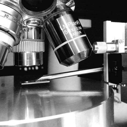 Transfer Station for 2D-Nano Materials Picture shows a transfer station for 2D nanomaterials, 3 objective revolvers can be seen above a metal disc