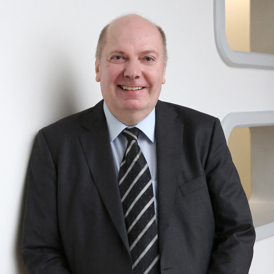 Foto zeigt Prof. Schulz im Anzug mit Krawatte