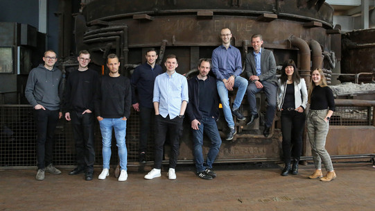 Gruppenfoto von Mitarbeitern*innen des Lehrstuhl für Mikro- und Nanoelektronik aufgenommen 2023 in der DASA Dortmund