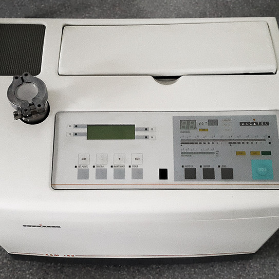 Alcatel ASM 142 Picture shows a portable leak detector "Alcatel ASM 142", white device with black and grey control elements and measuring displays