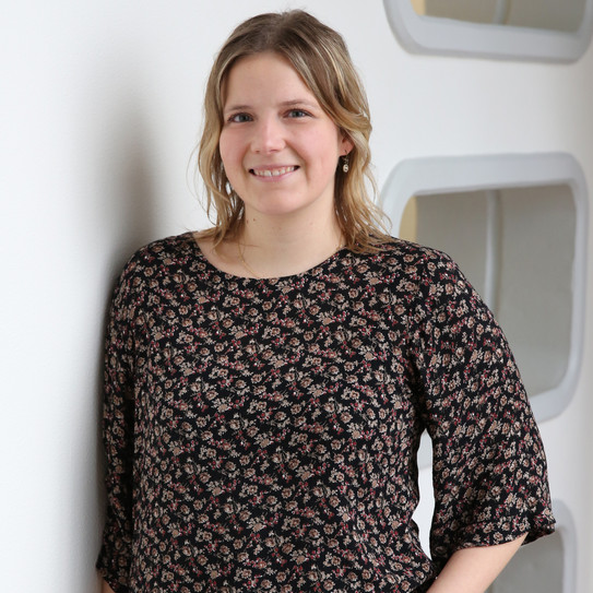 Foto von Julia Kölbel 2024 vor weißem Hintergrund