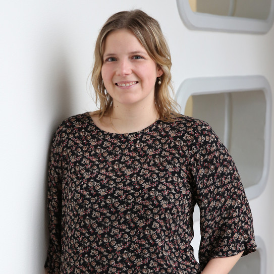 Foto von Julia Kölbel 2024 vor weißem Hintergrund