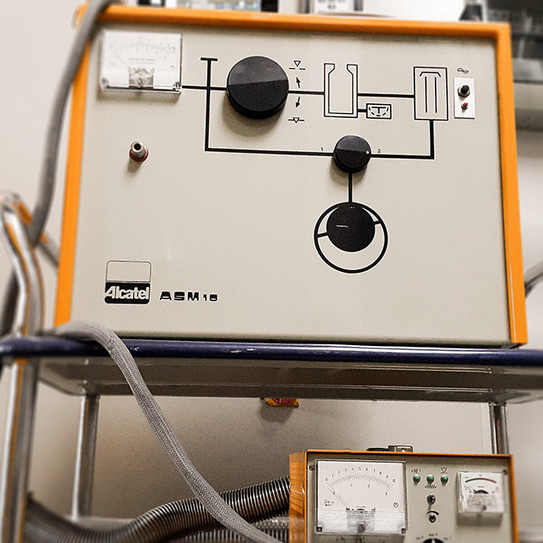 Alcatel ASM 10 Picture shows a portable Helium leak detector "Alcatel ASM 10", device with orange frame, black control buttons on a light-coloured background and a measurement display