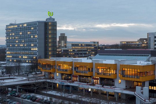 Mathetower und Mensa beleuchtet im Winter im Querformat