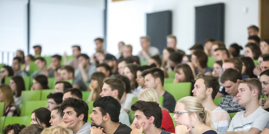 Studierende sitzen in einer Vorlesung im Hörsaal.